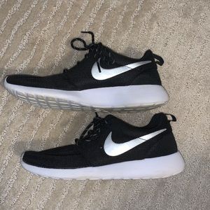 Black Nike Roches